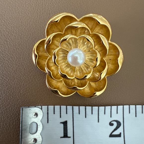 VINTAGE JOAN RIVERS CAMELLIA
FLOWER BROOCH PIN SATIN GOLD
WHITE PEARL - Picture 4 of 5